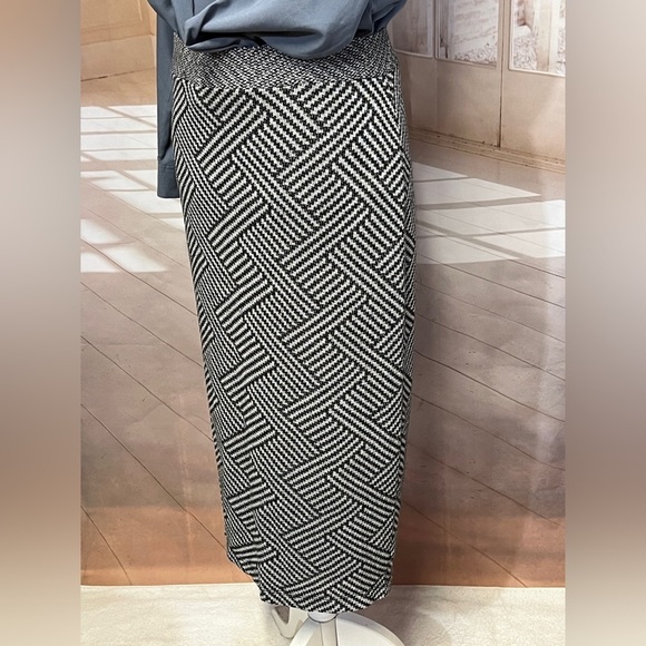 BAR III Black and white geometric print knit‎ pencil skirt size L. - Picture 3 of 8